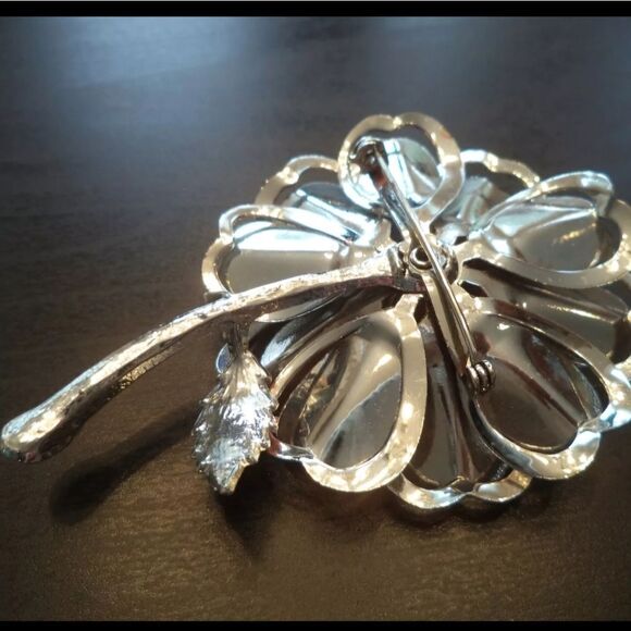 VINTAGE ESTATE CHUNKY PEARL LIGHT GOLD TONE FLOWER 3 3/8" BROOCH/PIN - Picture 3 of 3